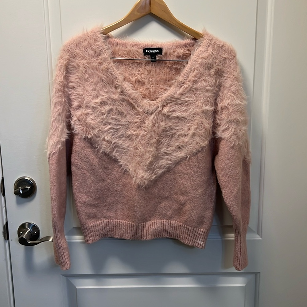 Express wome blush pink v neck sweater with fuzzy neck and shoulder accents. EUC
